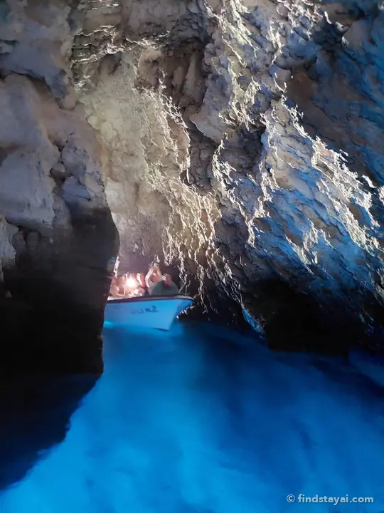 Il bagliore della Grotta Azzurra di Biševo, a breve distanza in barca da Comisa, su Lissa.