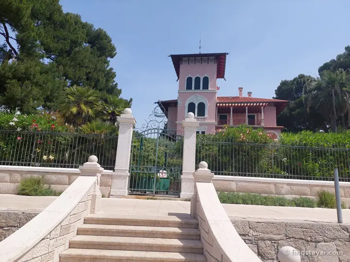 Povijesna vila iznad šetnice u Čikatu, iz doba kad je Lošinj postao lječilište.