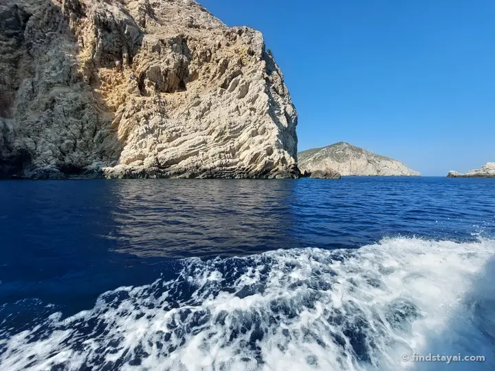 Scogliere calcaree al largo di Lissa, viste da una gita in barca.