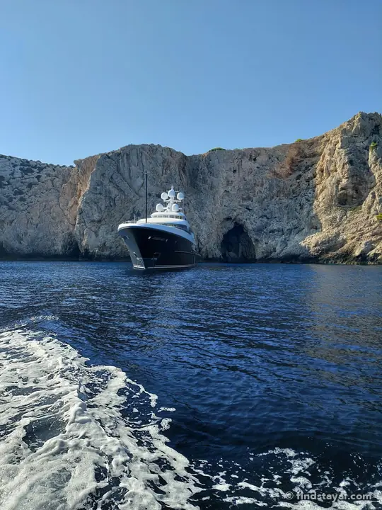 Uno yacht all'ancora sotto le scogliere in una baia dell'arcipelago di Lissa.